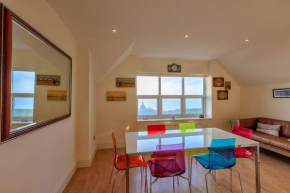 Victoria Parade: Perfect family apartment over looking Viking Bay, stones throw from the beach and town